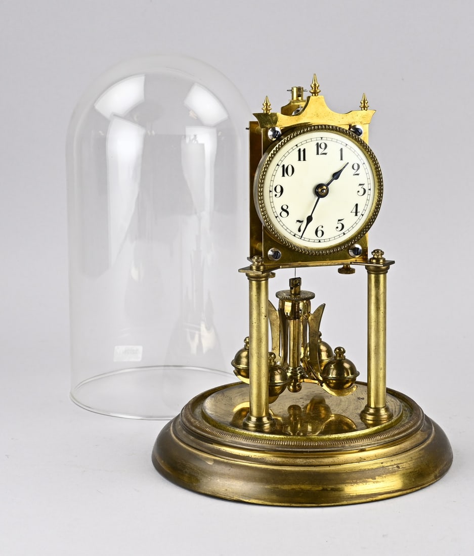 Year-runner pendulum, 1900: Antique brass year-runner pendulum clock. Circa 1900. Dimensions: H 30 cm. In good condition.