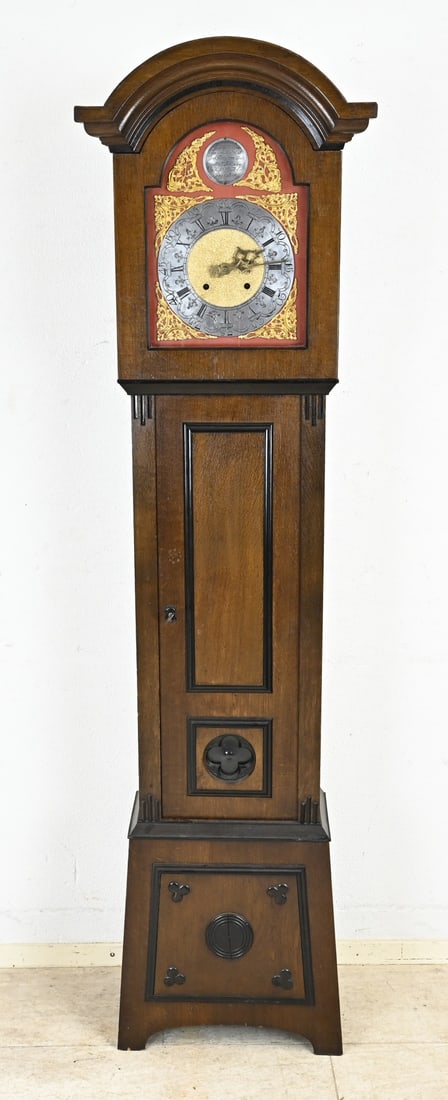 Longcase clock, H 198 cm.: Antique oak grandfather clock with metal dial and Black Forest movement. Circa 1900. Dimensions: H 198 cm. In good condition.