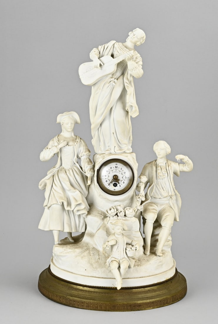 Pendulum (bisquit porcelain), H 44 cm.: 19th-century biscuit porcelain pendulum clock with silent escapement movement, with four figures. Some damage. Dimensions: H 44 cm. In reasonable condition.