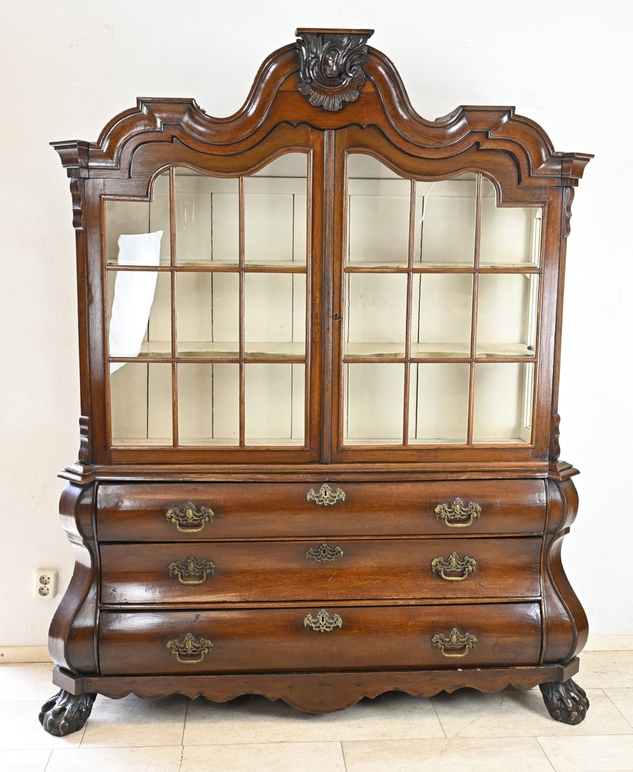 Oak Baroque display cabinet: 18th-century Dutch country oak Baroque display cabinet with bronze fittings and claw feet. Dimensions: 208 x 170 x 56 cm. In good condition.