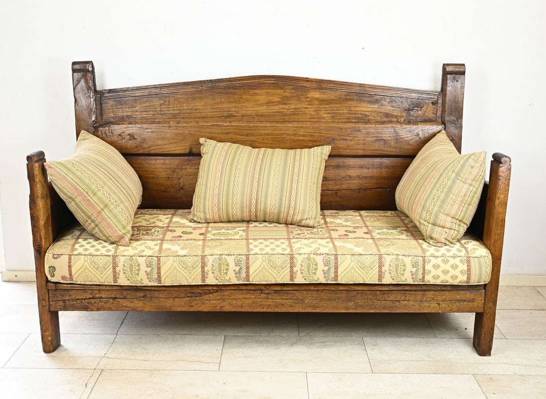 Spanish bank: Large 18th-century carved Spanish chestnut bench. Patina. Dimensions: 119 x 186 x 72 cm. In good condition.