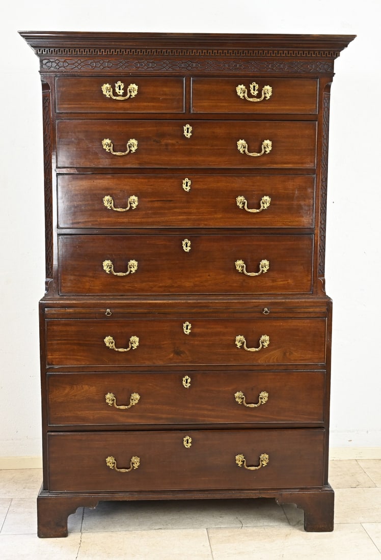 Mahogany chest on chest chest of drawers. (1 of 1)