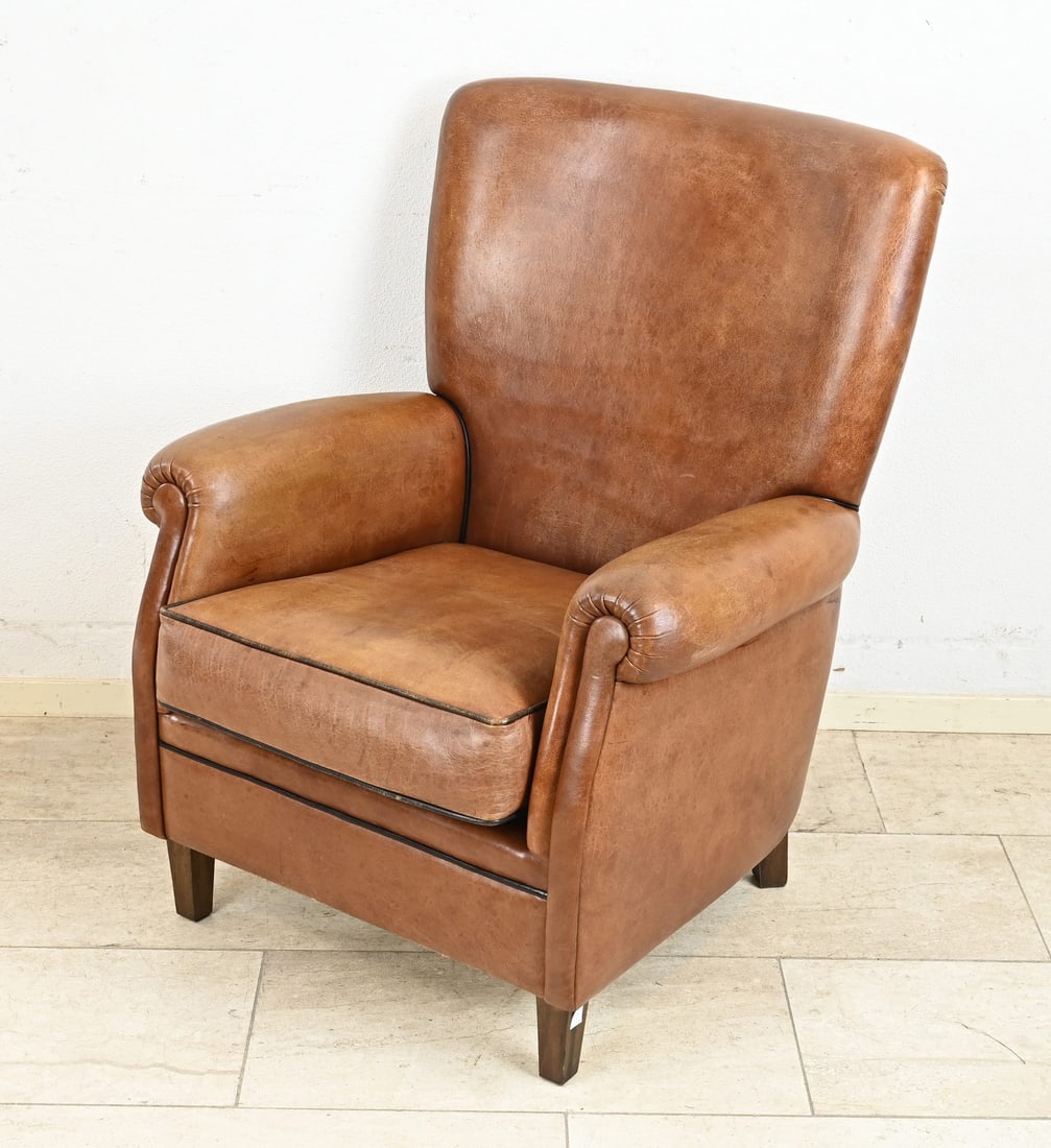 Leather chair: Calfskin armchair. Second half of the 20th century. Dimensions: 95 x 80 x 70 cm. In good condition.