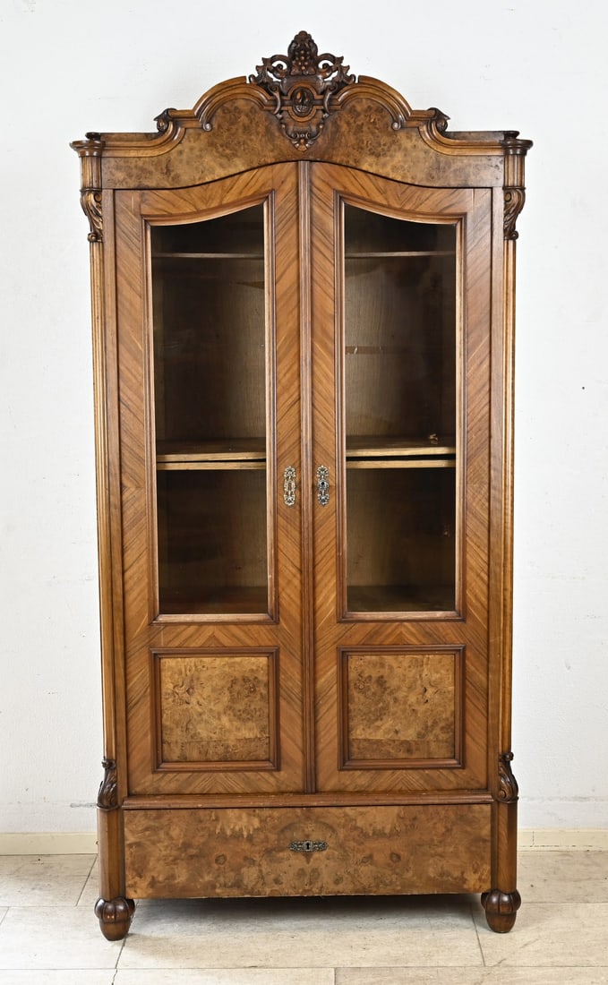 Burr walnut display cabinet, 1860: German burr walnut display cabinet with drawer. Louis Philippe. Circa 1860. Dimensions: 190 x 96 x 48 cm. In good condition.