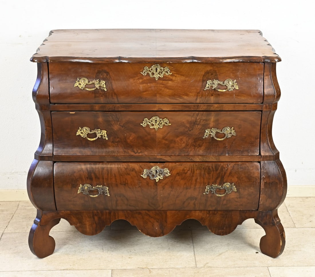 Dutch chest of drawers: 18th-century Dutch mahogany, double-curved, Baroque commode with original locks and fittings. Dimensions: 84 x 90 x 55 cm. In good condition.