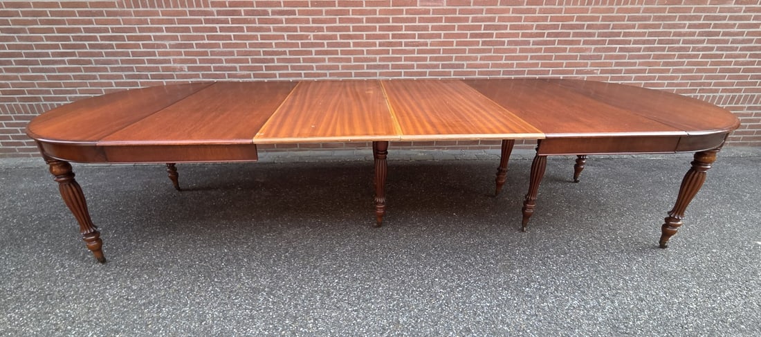 Mahogany extendable table (+ 4 extra leaves): Very large English/Victorian mahogany table with four extra extension leaves. Dimensions: 80 x 123 cm / 80 x 460 cm. In very good condition.