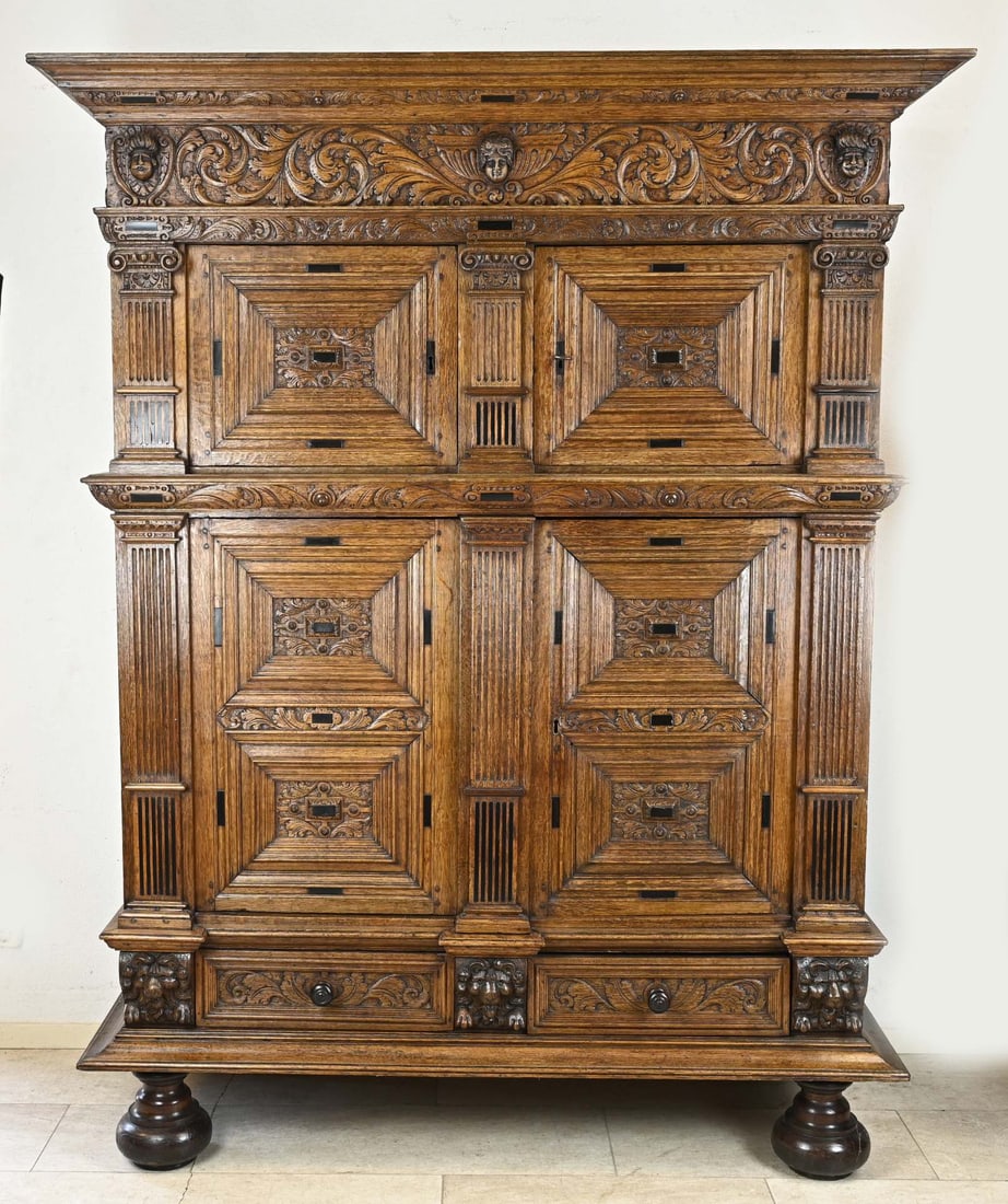Oak Renaissance cabinet (1 of 3)
