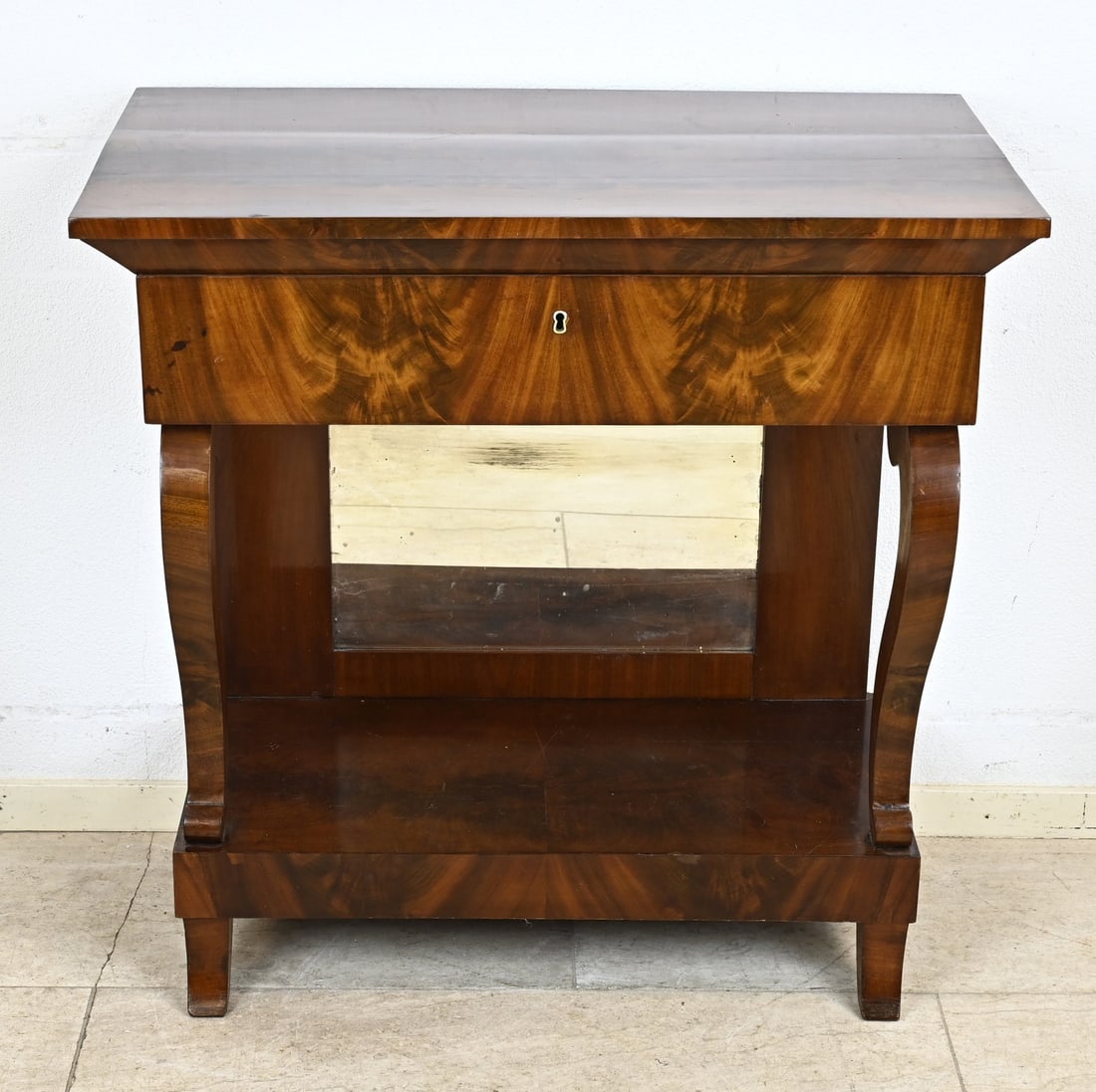 Trumeau (mahogany): Dutch mahogany Empire trumeau with drawer and mirror. Circa 1830. Dimensions: 81 x 78 x 43 cm. In good condition.