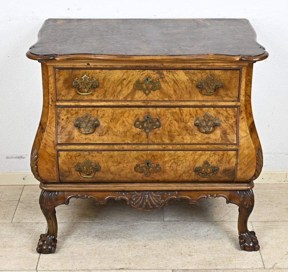 Chest of drawers (burr walnut): Dutch burr walnut, curved, Baroque-style commode with claw feet and a contoured top. Circa 1880. Dimensions: 76 x 81 x 50 cm. In good condition.