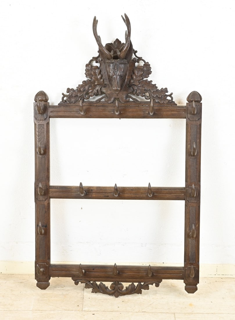 Gun rack/coat rack, 1900: Antique carved oak hunting rifle rack or coat rack with oak leaf and deer head decoration. Circa 1900. Dimensions: 109 x 64 x 15 cm. In good condition.