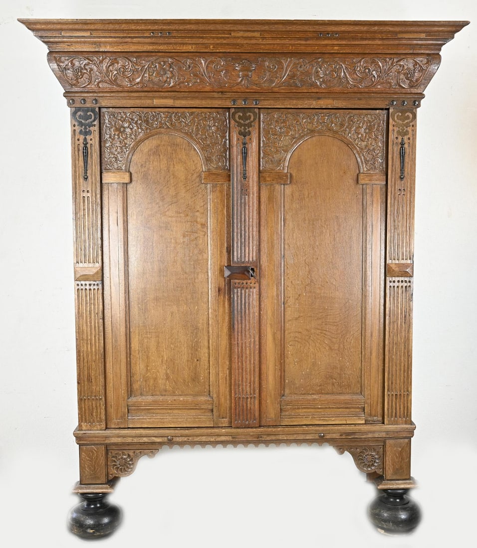 Utrecht gate cabinet: 18th - 19th Century Dutch (Utrecht) gate cabinet with original shelves and ball feet. Top detachable. Dimensions: 185 x 147 x 64 cm. In good condition.