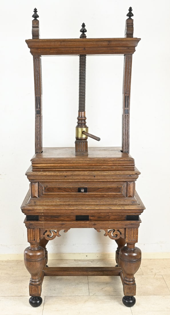 Dutch linen press: 17th - 18th Century Dutch oak Renaissance linen press with ebony + drawer. Two-part. Dimensions: 197 x 81 x 61 cm. In good condition.