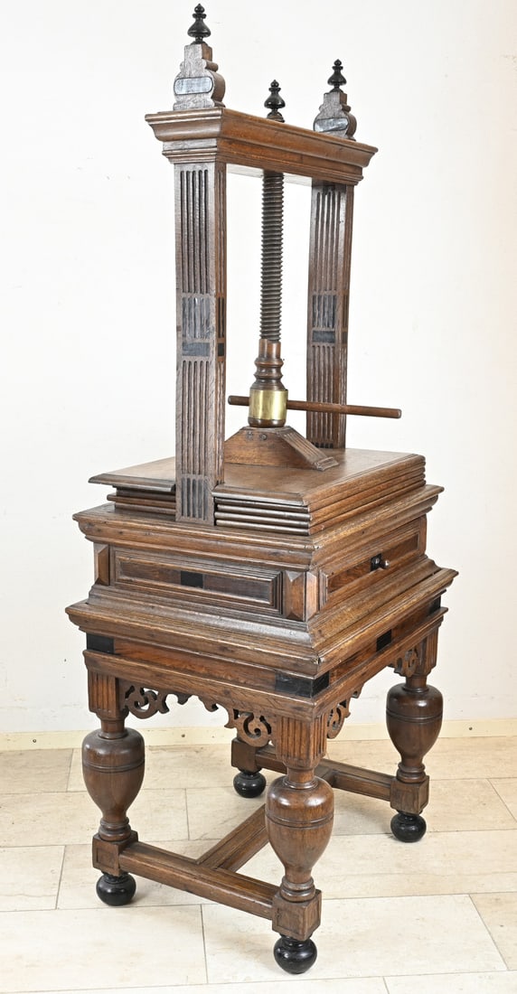 Dutch linen press - 2