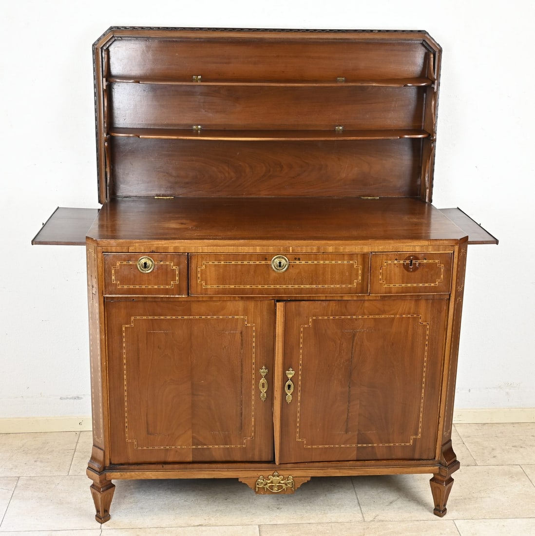 Folding buffet, 1800: Dutch mahogany Louis Seize folding buffet with intarsia band. Approximately 1800. Dimensions: 95 x 116 x 59 cm. In very good condition.