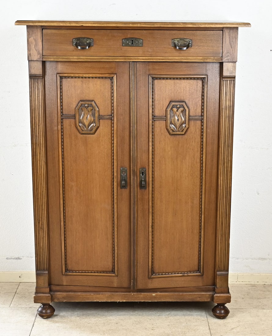 Vertico, 1910: Antique German Jugendstil vertical table in walnut with carving (tulip). Circa 1910. Dimensions: 136 x 97 x 46 cm. In good condition.
