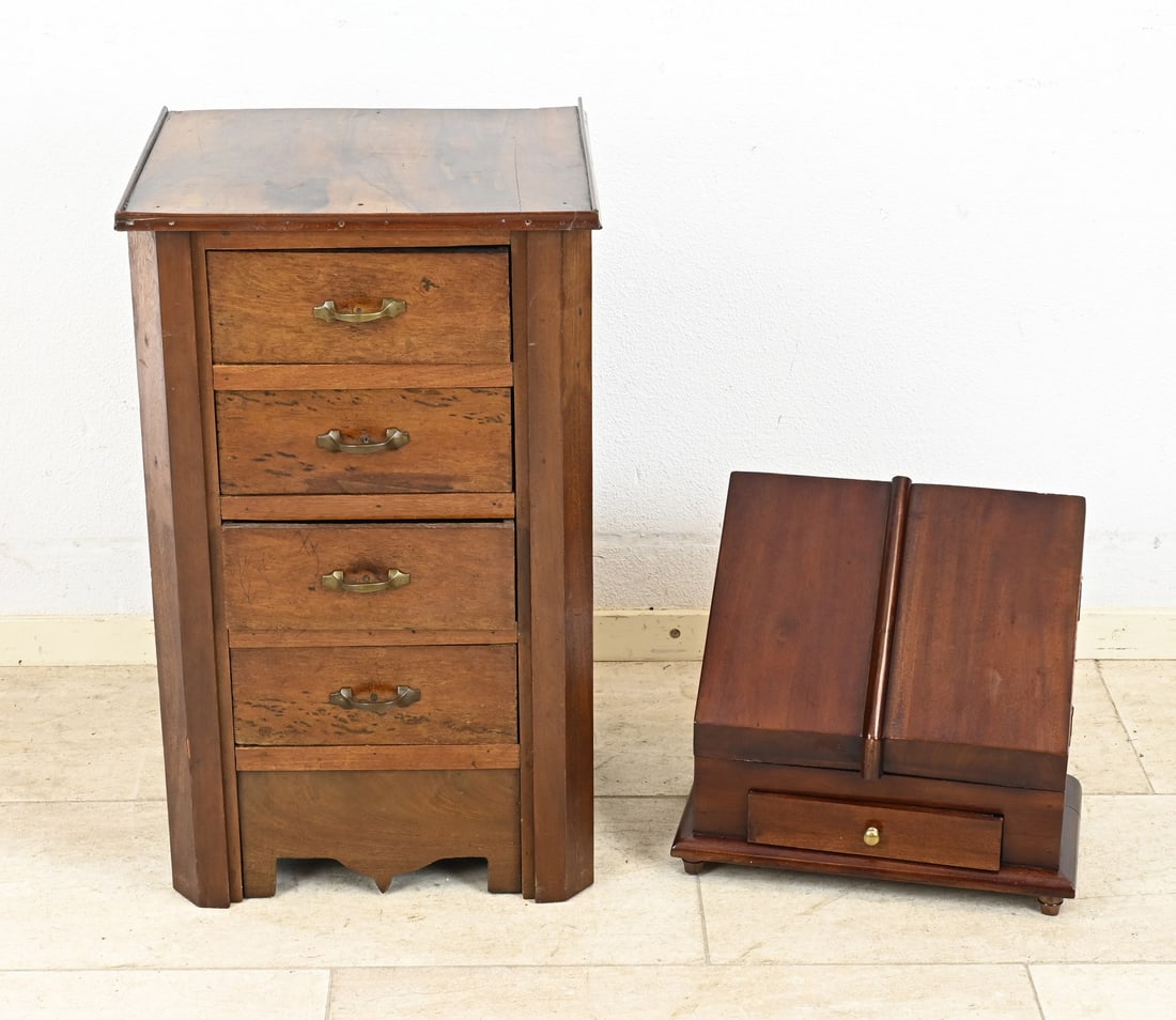 Letterbox + small chest of drawers: Mahogany letter box + 4-drawer cabinet. 20th Century. Dimensions: 36 x 36 x 22 cm / 65 x 40 x 32 cm. In good condition.