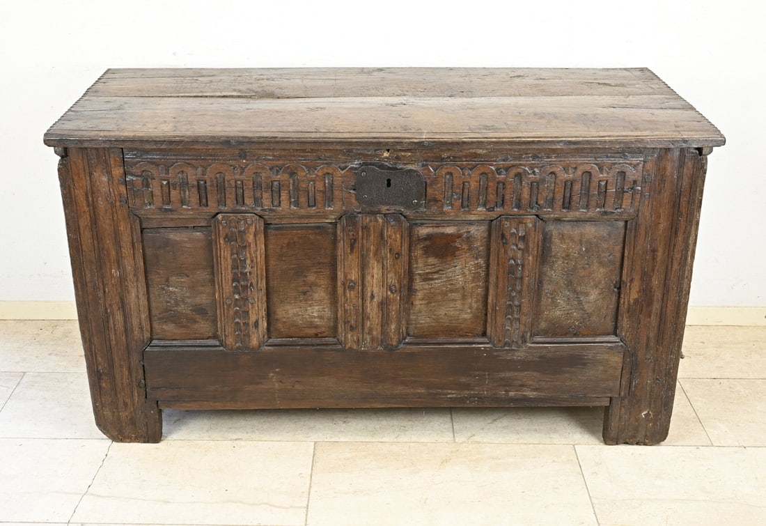 Twente blanket chest (solid oak): 18th-century solid oak Twente blanket chest. Dimensions: 77 x 136 x 58 cm. No lock. In good condition.