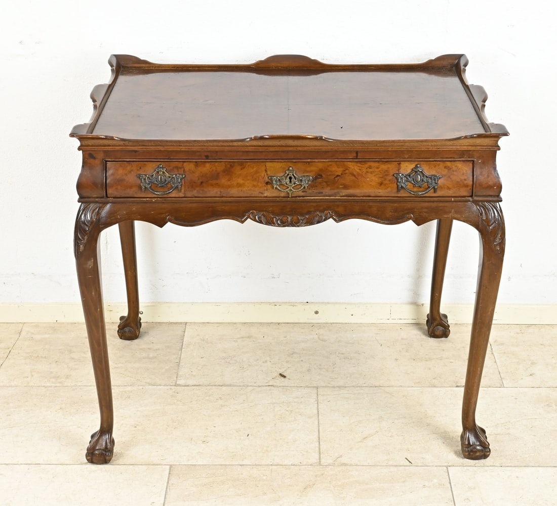 Tea table, 1900: Antique Dutch burr walnut tea table with drawer and Queen Anne legs. Circa 1900. Dimensions: 77 x 57 x 87 cm. In good condition.