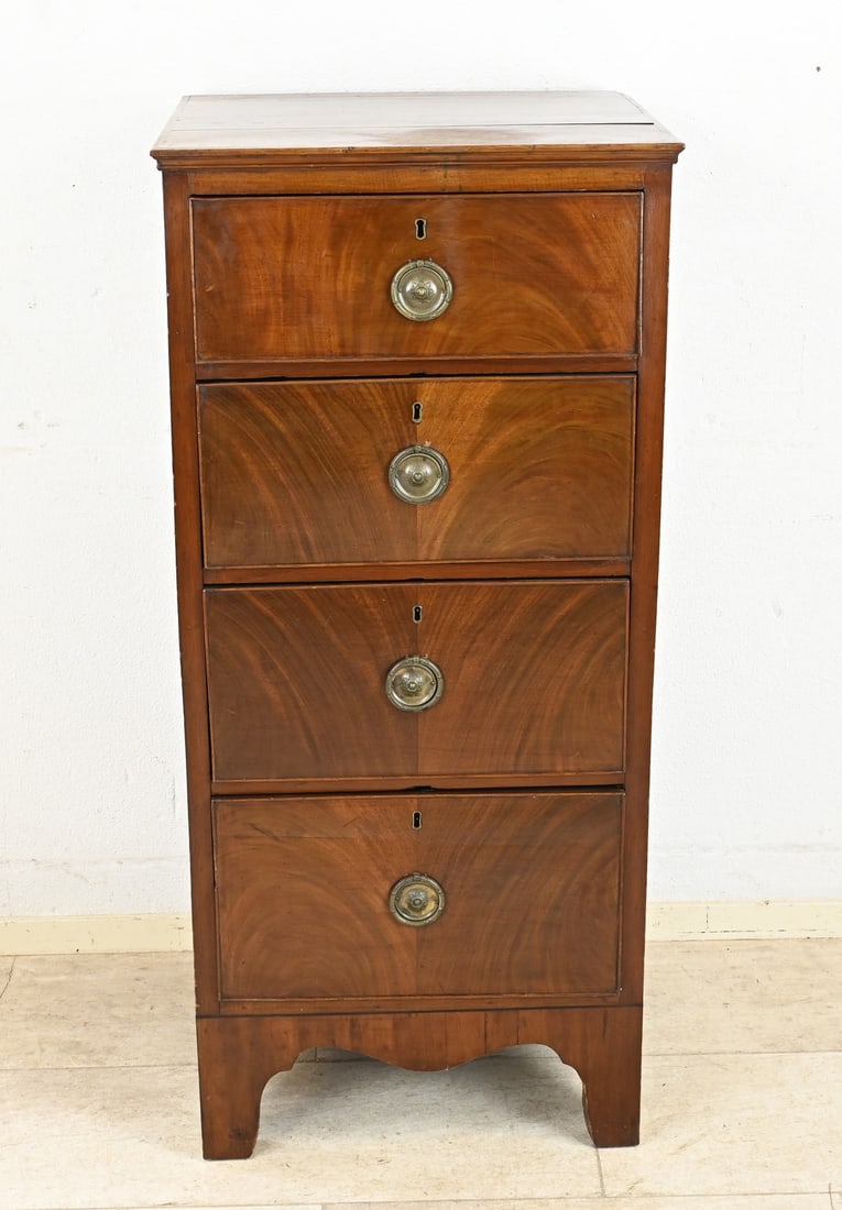 Mahogany chest of drawers: 19th-century English/Victorian mahogany chest of drawers with original bronze fittings and locks. Dimensions: 123 x 50 x 55 cm. In good condition.