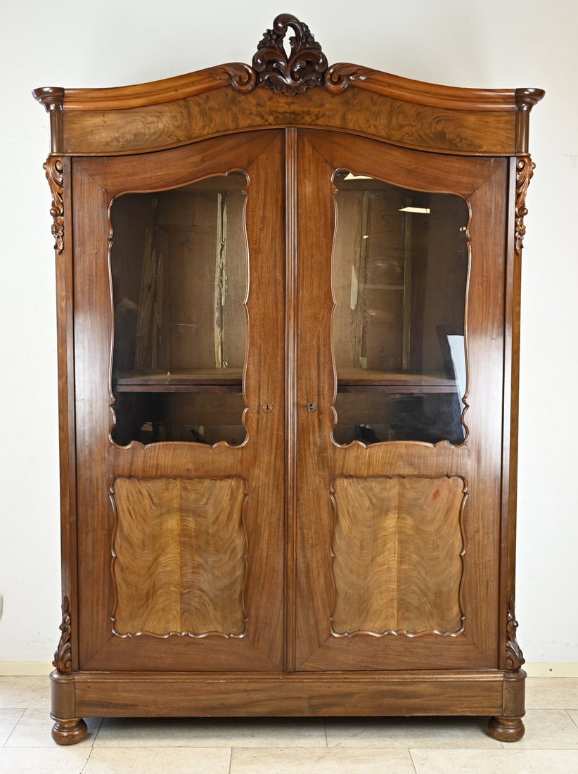 Mahogany crested display cabinet, 1870: Large, antique Dutch William III mahogany crest display cabinet. Removable. Circa 1870. Dimensions: 240 x 170 x 50 cm. In good condition.