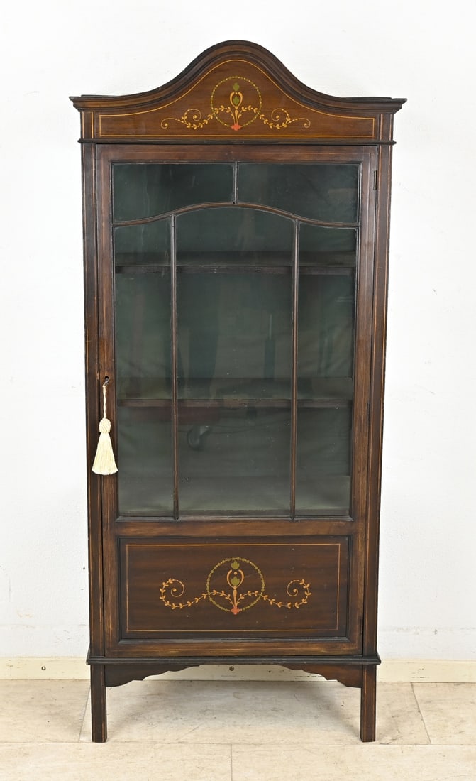 English display cabinet, 1900: Antique English mahogany display cabinet with floral inlay. Circa 1900. Dimensions: 145 x 70 x 33 cm. In good condition.