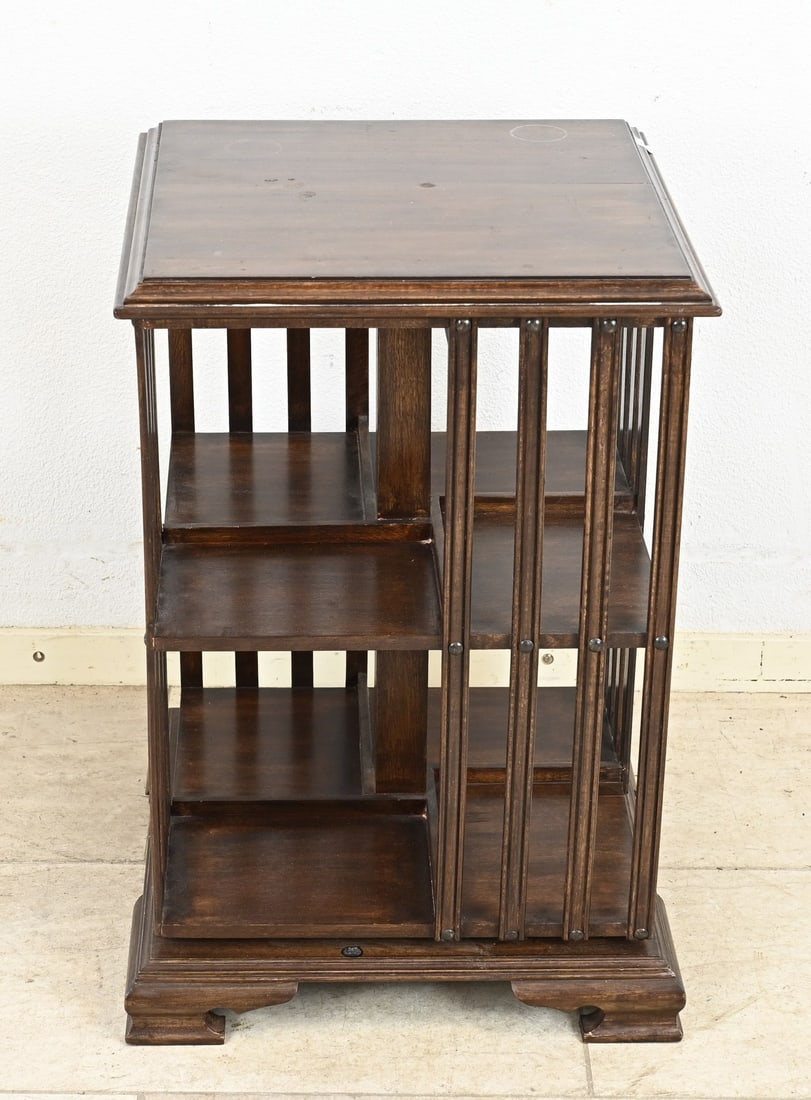 Mahogany book carousel: English mahogany book carousel. Rotating. Mid 20th century. Dimensions: 60 x 40 x 40 cm. In good condition.