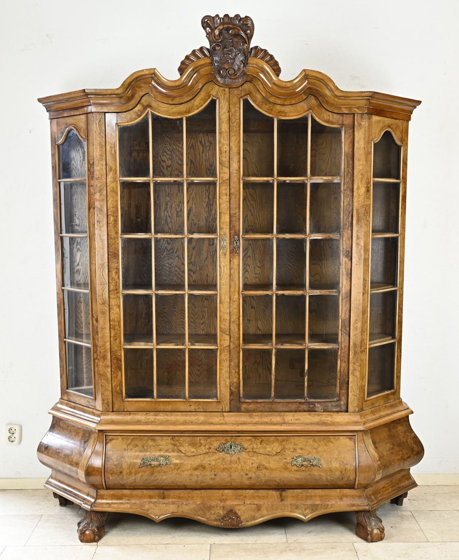 Burr walnut display cabinet: 19th-century burr walnut display cabinet in Baroque style with bronze fittings and claw feet. Removable. Dimensions: 214 x 180 x 35 cm. In good condition.