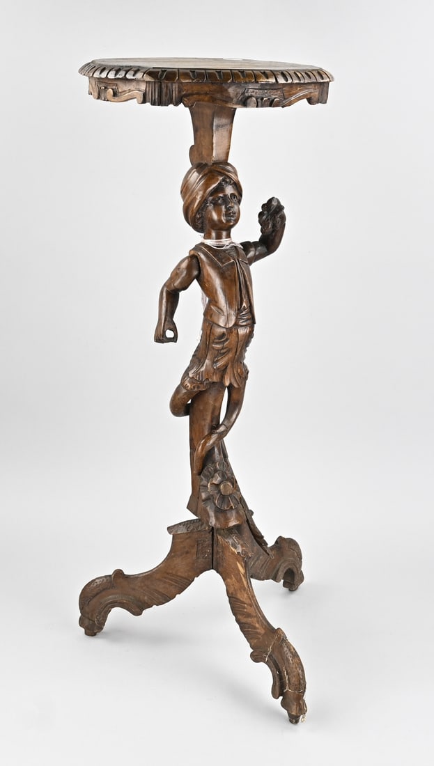 Italian pedestal with figure, H 78.5 cm.: 19th-century Italian walnut pedestal with figure. Dimensions: H 78.5 cm. In good condition.