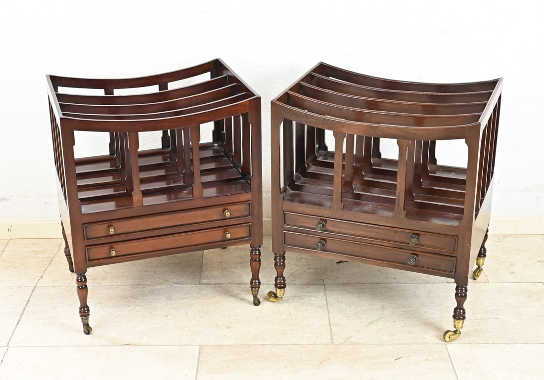 2x English-style reading holder: Two English-style mahogany magazine holders on brass wheels. Second half of the 20th century. Dimensions: 60 x 50 x 40 cm. In good condition.