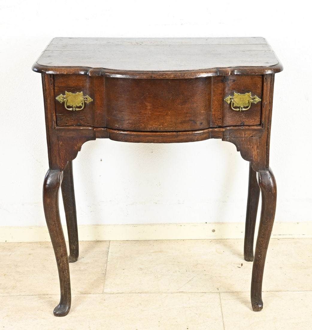 English chest of drawers: 18th-century English-Georgian chest of drawers with original fittings and Queen Anne legs. Dimensions: 72 x 65 x 40 cm. In good condition.