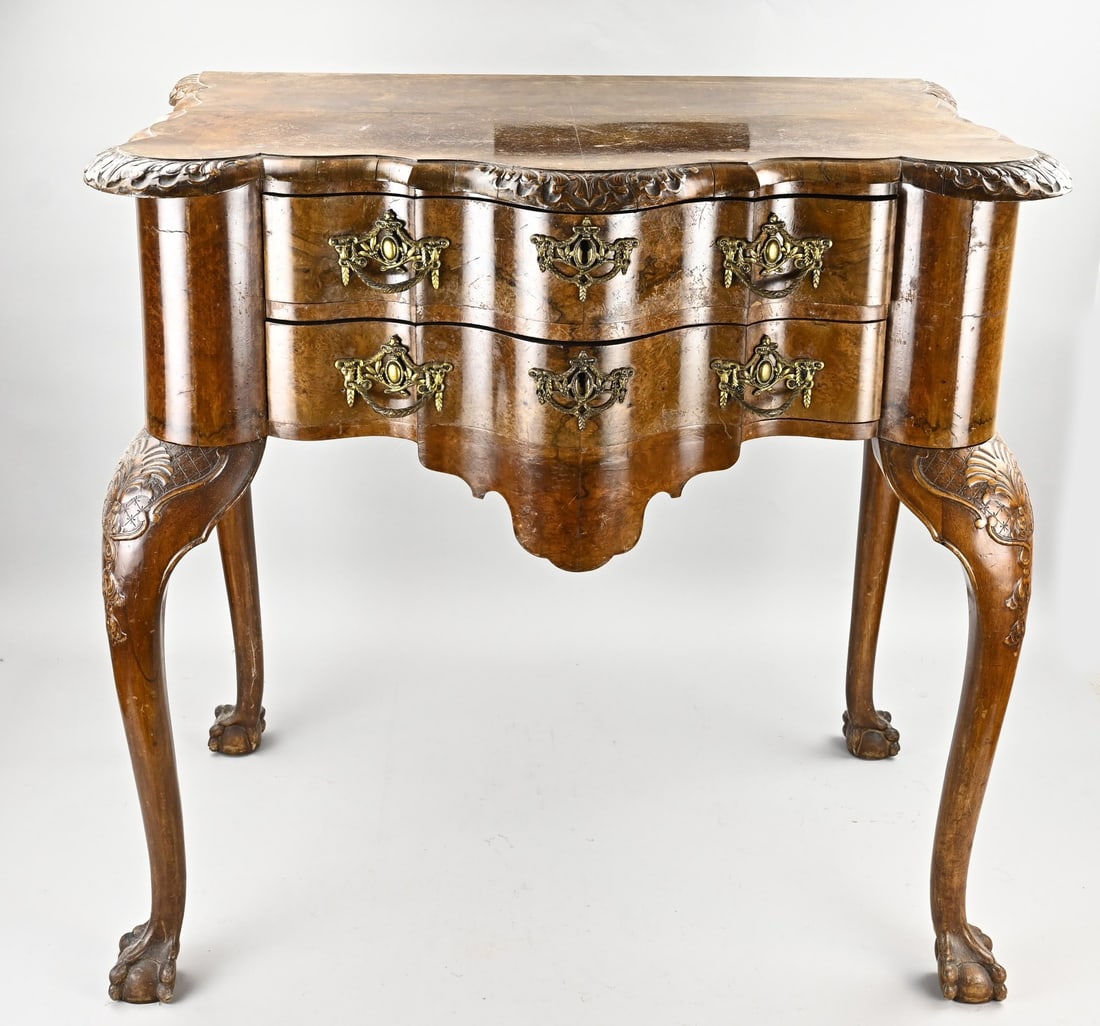 Dutch chest of drawers, 1880: Antique Dutch burr walnut Queen Anne chest of drawers with drawers. With original bronze fittings. Circa 1880. Dimensions: 76 x 78 x 46 cm. In good condition.