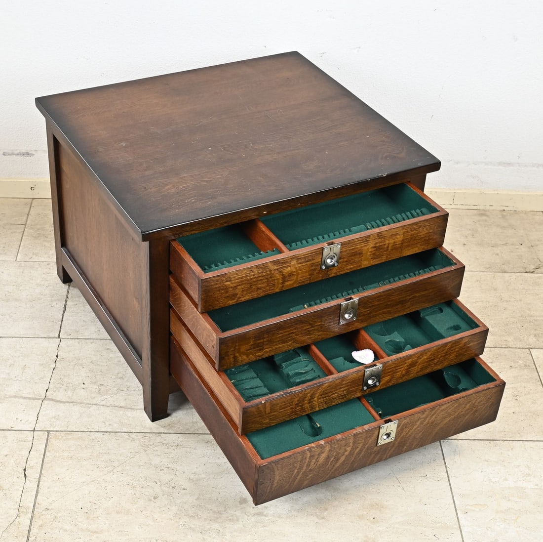Cutlery cabinet: Oak cutlery cabinet with drawers and dividers. Second half of the 20th century. Dimensions: 49 x 60 x 65 cm. In good condition.