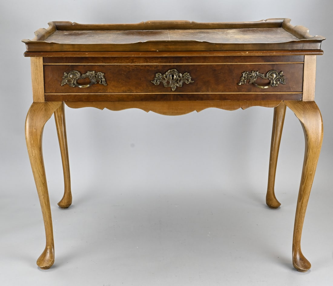 Tea table: Dutch burr walnut tea table in Baroque style. Period piece, second half of the 20th century. Dimensions: 67 x 80 x 56 cm. In good condition.