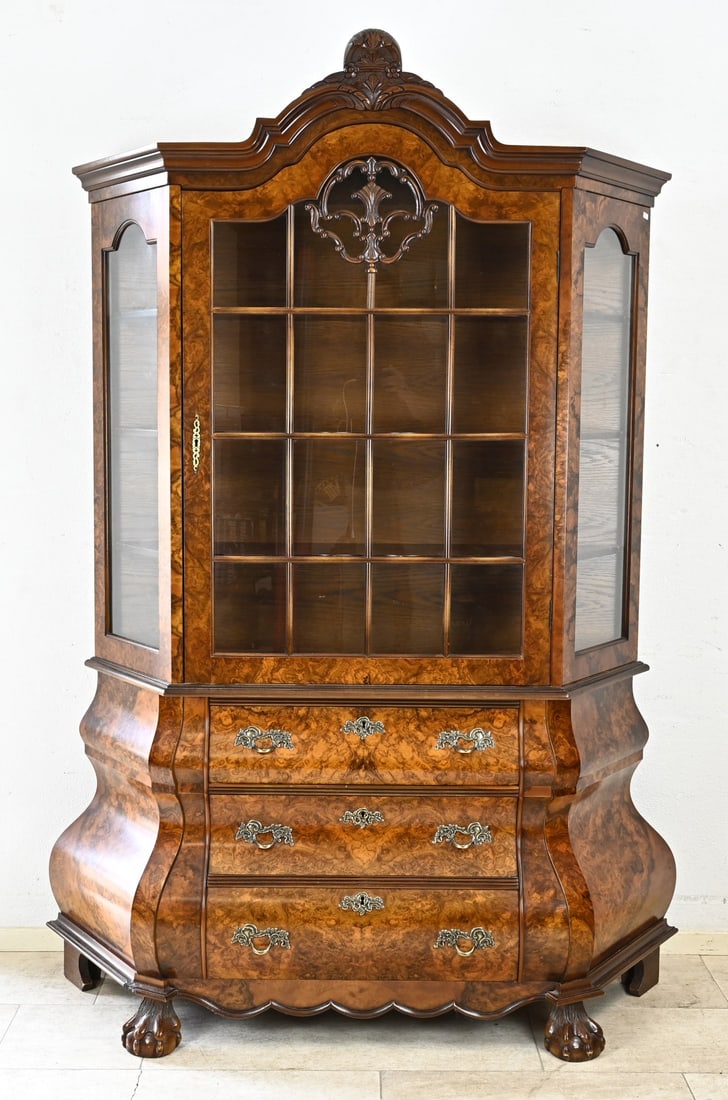 Display cabinet: Dutch burr walnut display cabinet in Baroque style. With claw feet and bronze fittings. Two-part. Second half of the 20th century. Dimensions: 205 x 140 x 40 cm. In good condition.