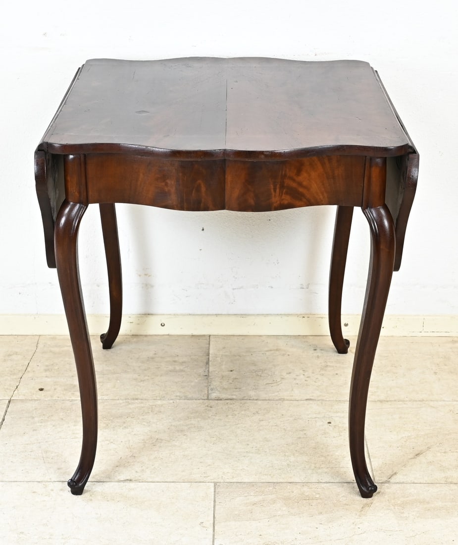 Mahogany folding table: 19th-century mahogany table with folding sides. Circa 1880. Dimensions: 74 x 65 x 66 cm. Dimensions unfolded: 122 cm. Recently restored. In good condition.