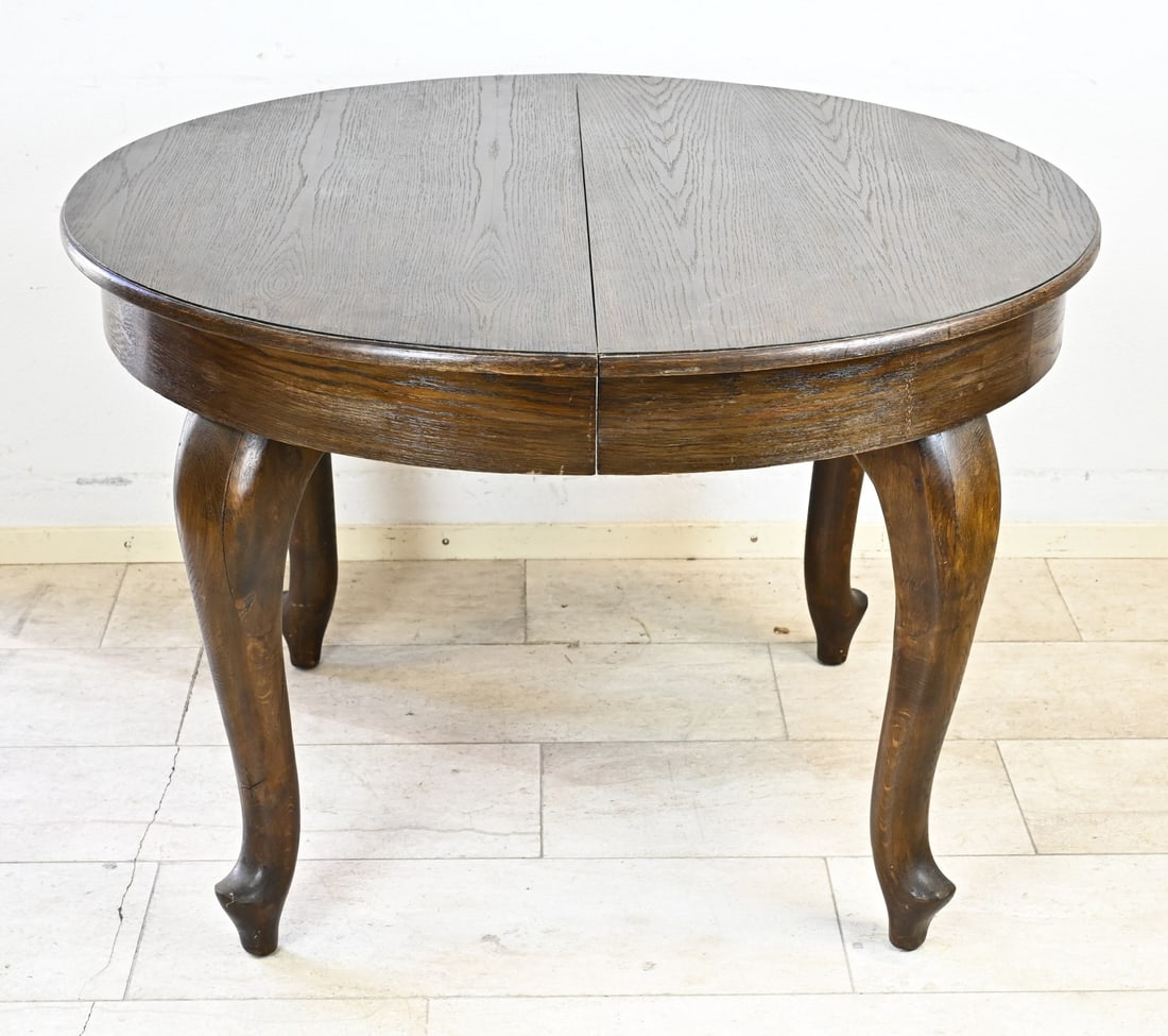 Oak Queen Anne dining table, 1930: Antique oak Queen Anne dining table. Circa 1930. Dimensions: 79 x 119 cm. In good condition.