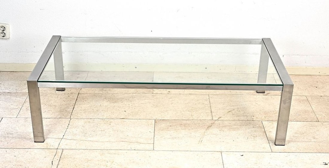 Glass coffee table (rectangular): Rectangular coffee table with chrome base and glass top. 20th century. Dimensions: 36 x 136 x 60 cm. In good condition.