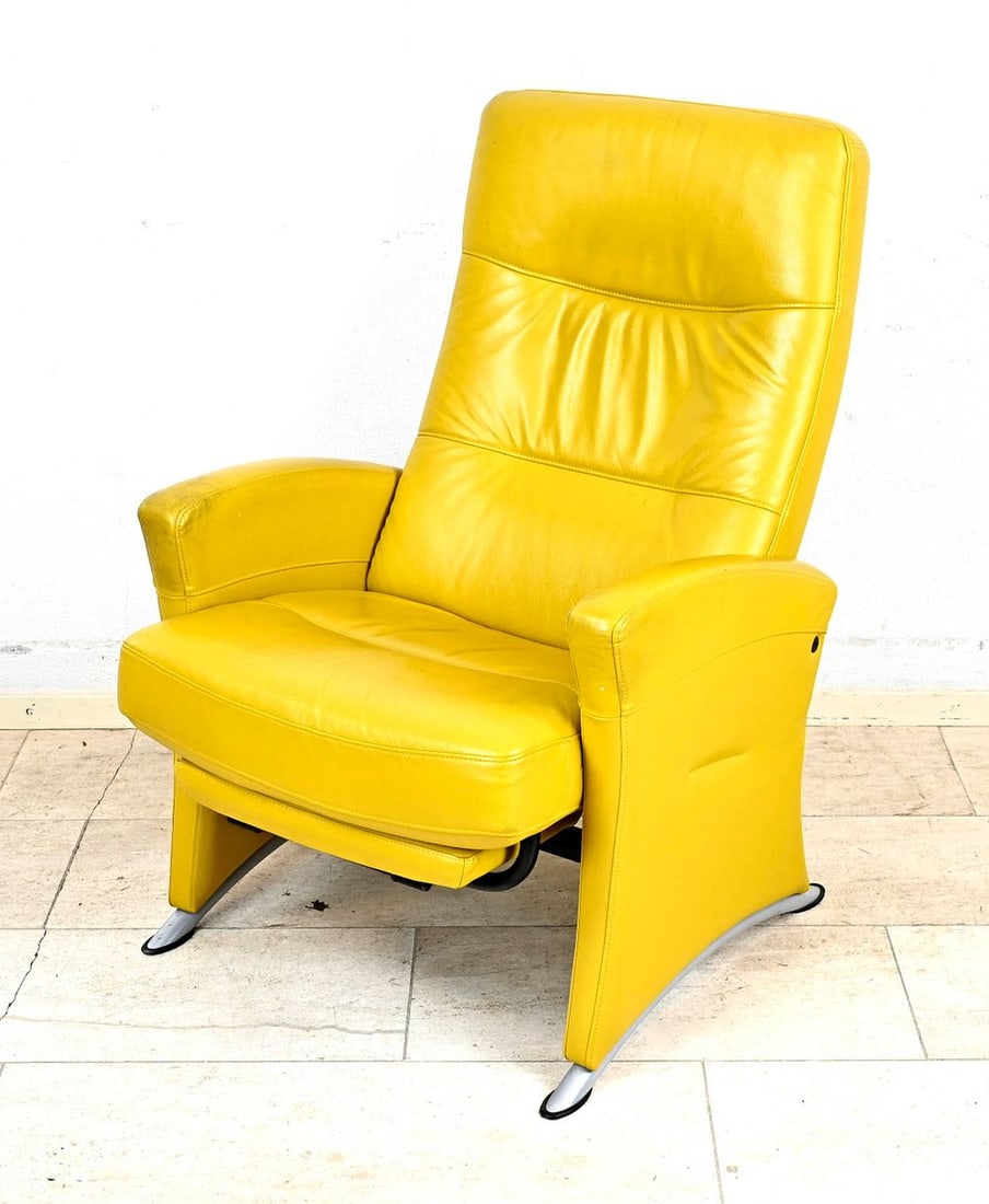 Recliner (yellow): Recliner with yellow leather upholstery and adjustable backrest. Second half of the 20th century. Dimensions: 98 x 70 x 76 cm. In good condition.