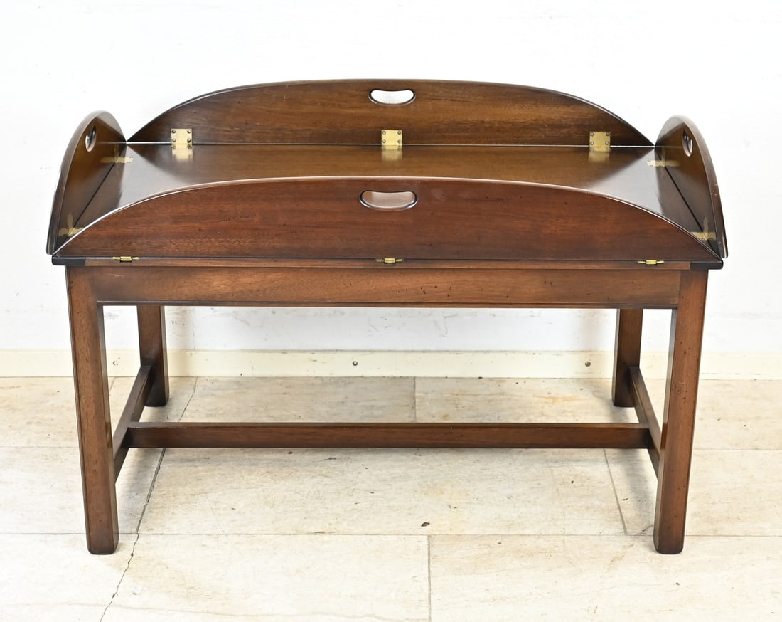 English coffee table: English mahogany coffee table with folding leaves. Period piece. Second half of the 20th century. Dimensions: 62 x 65 x 100 cm. In good condition.
