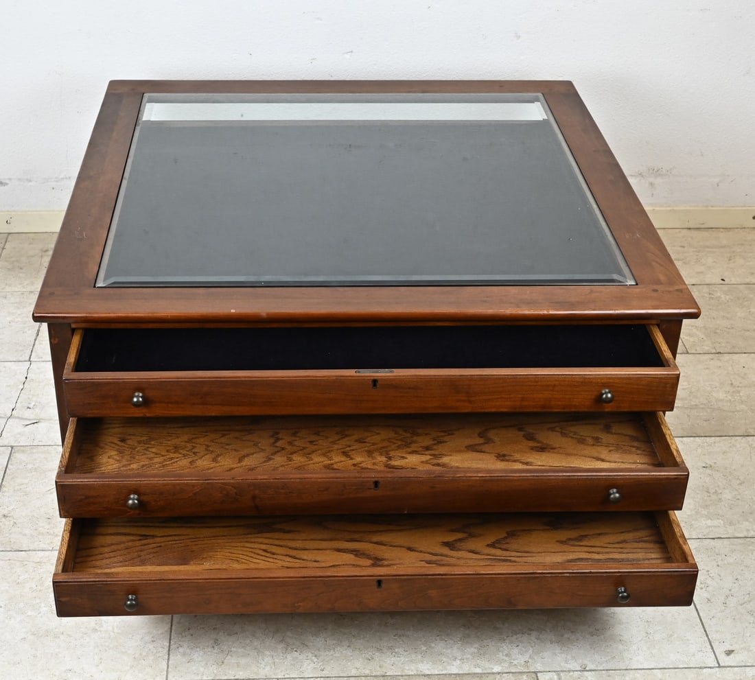 English coffee table: English mahogany coffee table with glass tabletop and three drawers. Period piece, second half of the 20th century. Dimensions: 50 x 104 x 104 cm. In good condition.