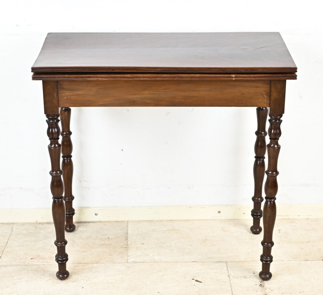 Gaming table, 1840: 19th-century mahogany gaming table. Circa 1840. Dimensions: 78 x 80 x 40 cm. In good condition.
