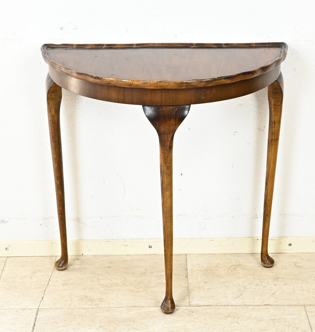Console table (walnut): Walnut console table on Queen Anne legs. Period piece, second half of the 20th century. Dimensions: 74 x 72 x 39 cm. In good condition.