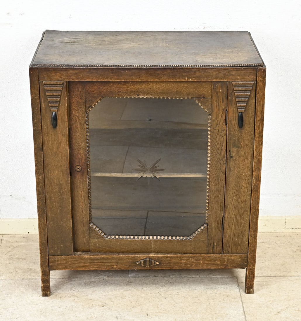 Oak tea cabinet, 1920: Oak Art Deco tea cabinet with beaded rim and beveled glass. Dimensions: 74 x 64 x 40 cm. In good condition.