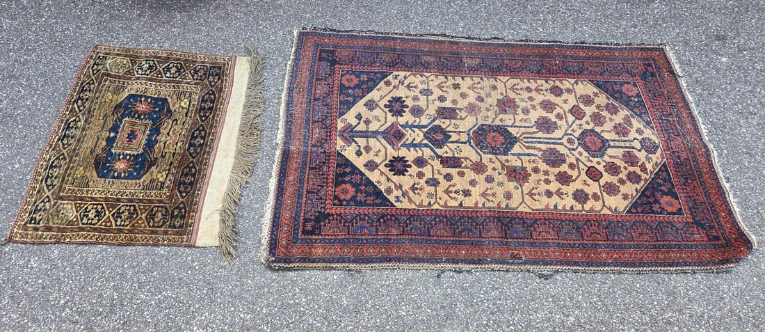2x Persian rug: 2x Hand-knotted Persian rug. 1x Small, probably part of a camel sack, dimensions: 70 x 83 cm. 1x Rug with red/blue border, with a light medallion in the center. Dimensions: 165 x 104 cm. The edges of 