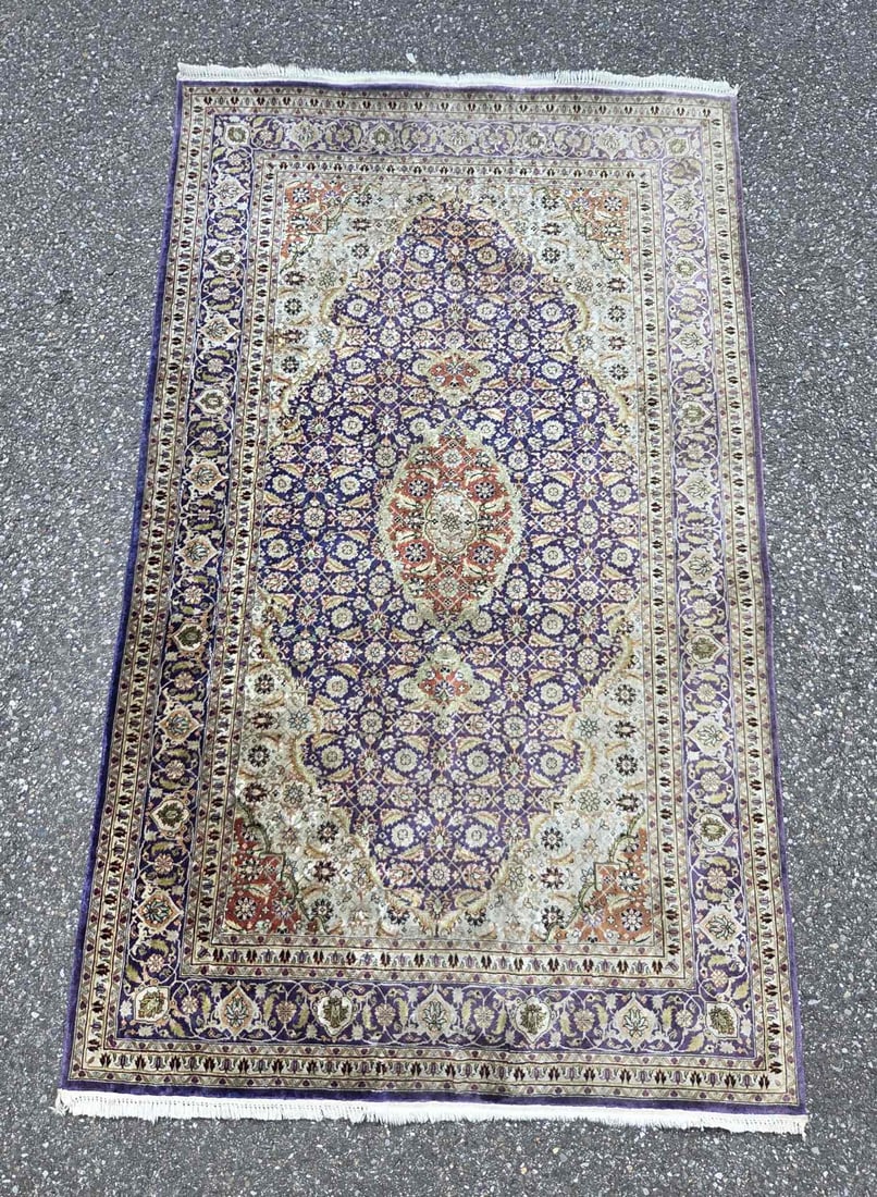 Silk carpet, 157 x 94 cm.: Finely knotted Persian silk rug with floral decoration. Multicolored. Dimensions: 157 x 94 cm. In good condition.