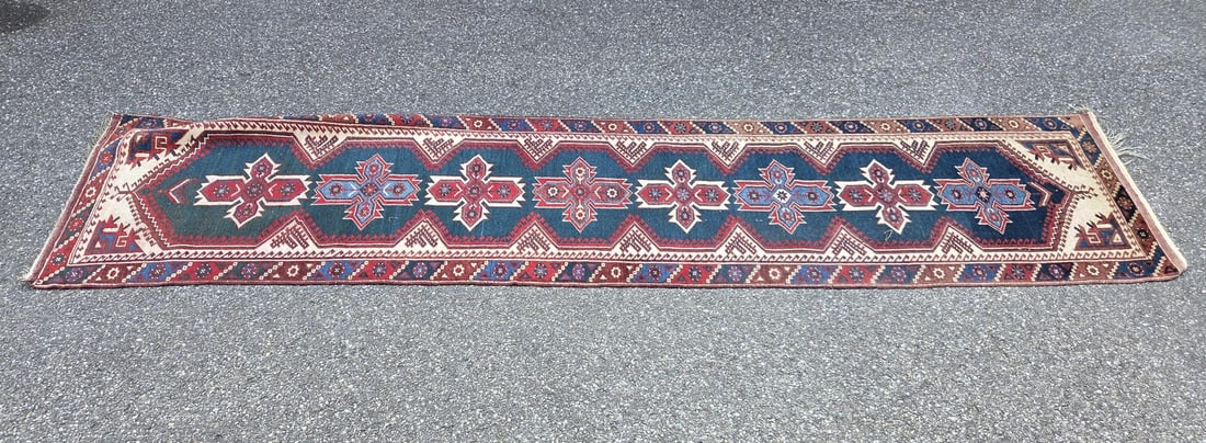 Persian rug/runner, 250 x 61 cm.: Old Persian rug/runner. Dimensions: 250 x 61 cm. Color: azure blue, red, cream. In good condition.