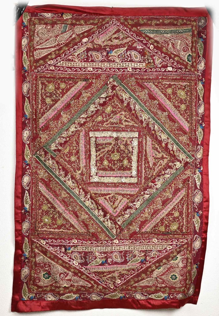 Oriental rug, 94 x 142 cm.: Oriental/Indian handicraft rug with silk/gold brocade. 20th century. Dimensions: 94 x 142 cm. In good condition.
