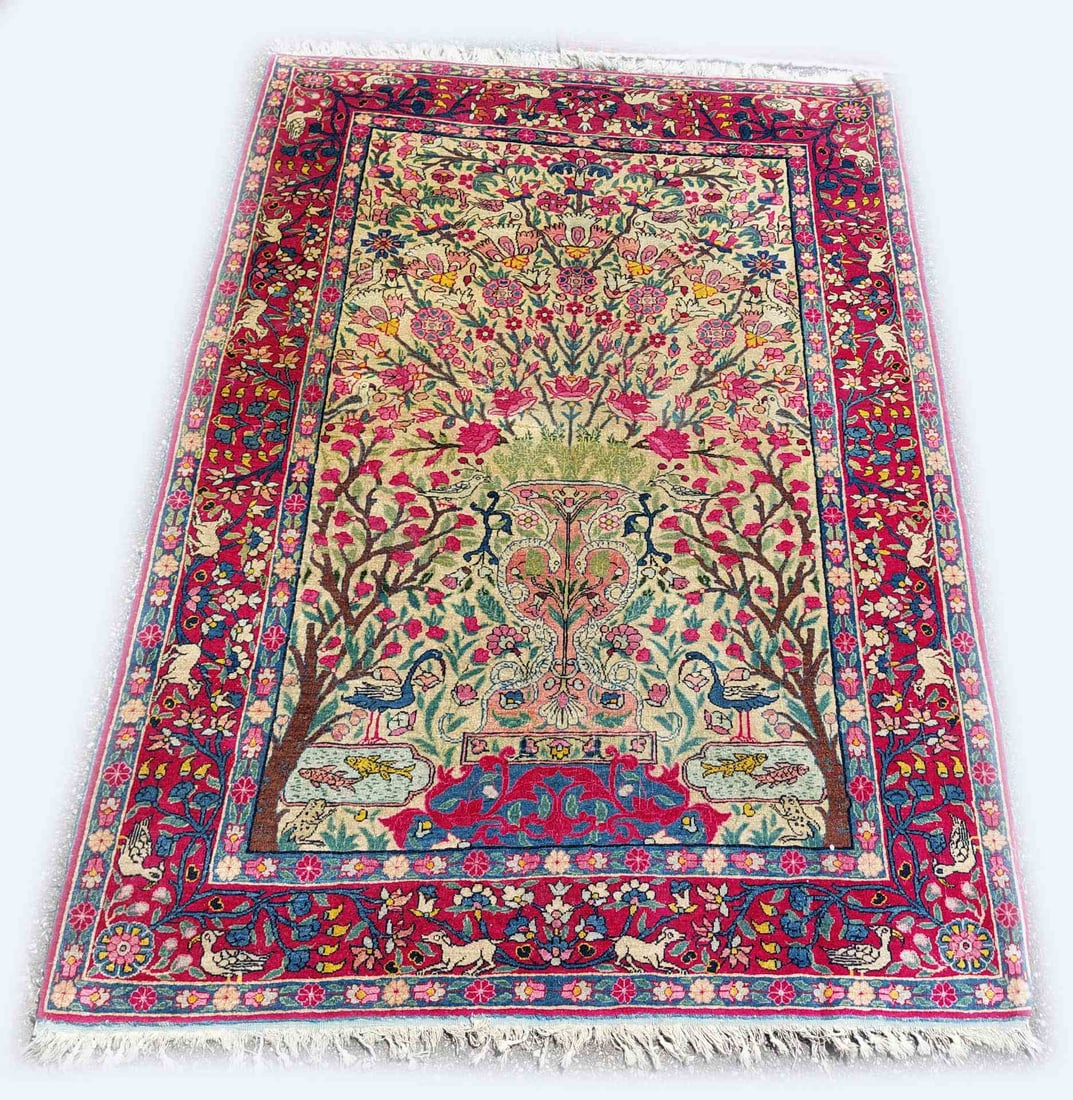 Persian rug, 194 x 142 cm.: Antique hand-knotted Persian Kirman rug. Decoration with sheep, fish, and birds. Circa 1920. Dimensions: 194 x 142 cm. In good condition.