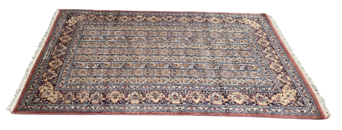 Persian rug, 245 x 140 cm.: Hand-knotted Persian rug with signature. Mostly blue on the underside, with a red border. Dimensions: 245 x 140 cm. In good condition.