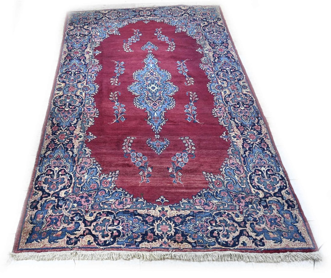 Persian rug, 300 x 185 cm.: Large hand-knotted rug with a red and blue medallion in the center. Dimensions: 300 x 185 cm. In good condition.